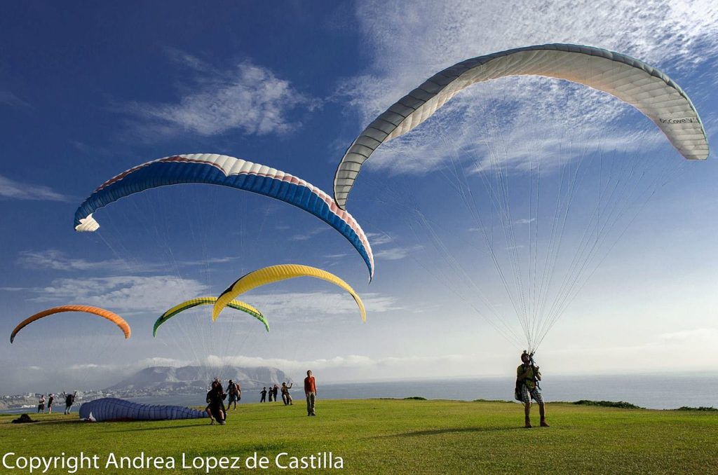 1280px-Parapentes_Miraflores_Lima_PE