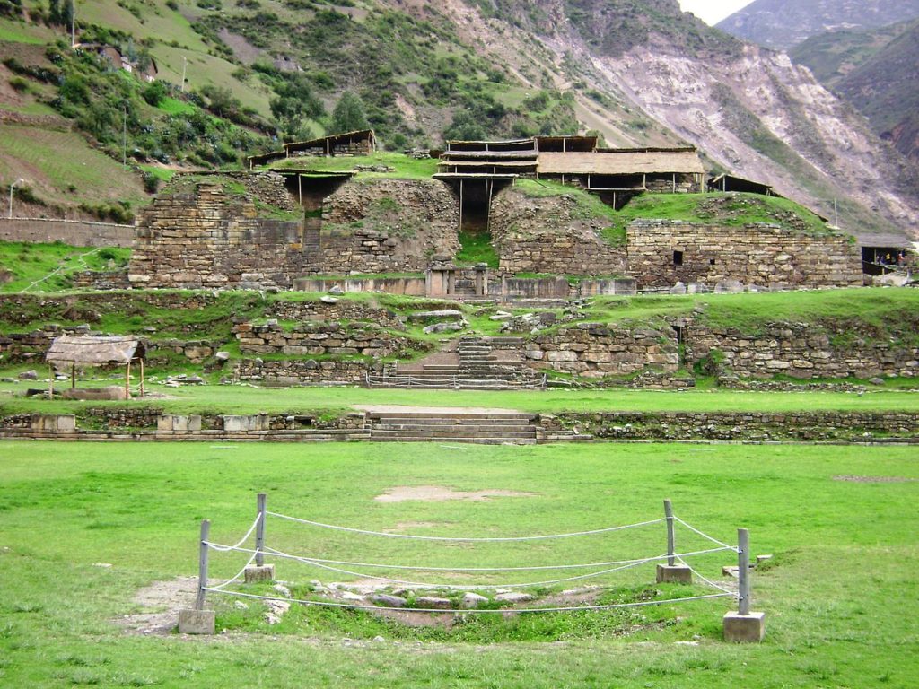 1280px-Chavin_de_Huantar_El_Castillo_06122009