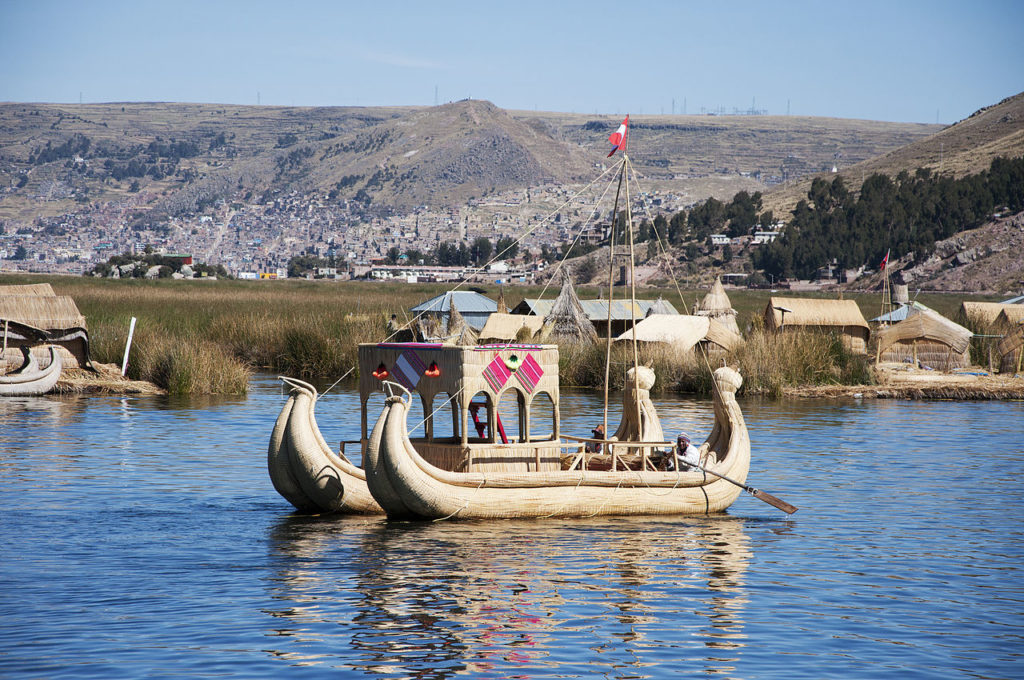 1280px-Los_uros_en_Puno