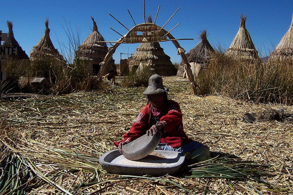 nativa-uro-moliendo-maiz-sobre-la-isla-de-totora