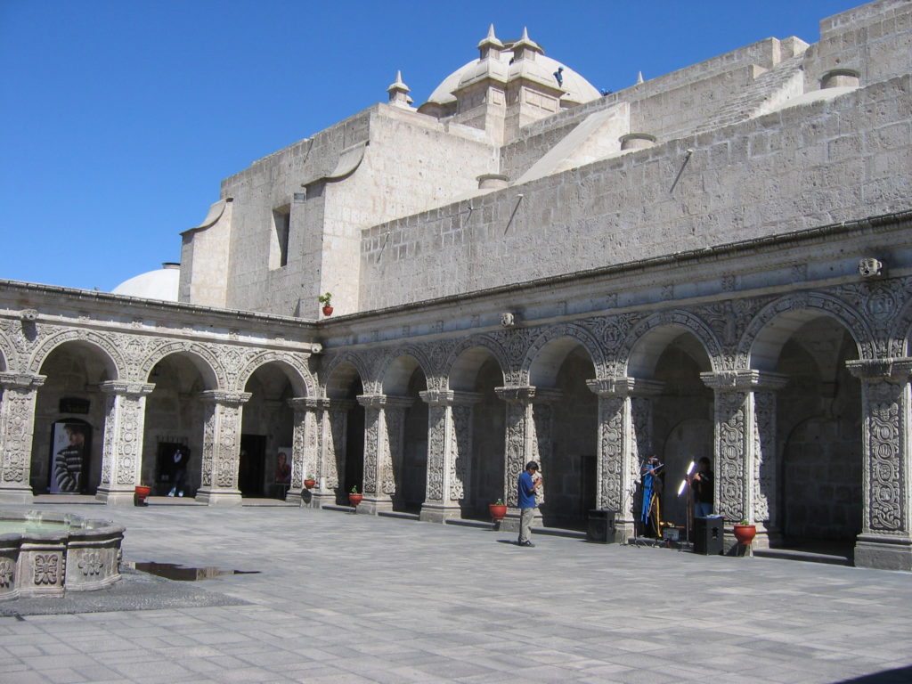 patio-iglesia-de-la-compania-de-jesus-arequipa